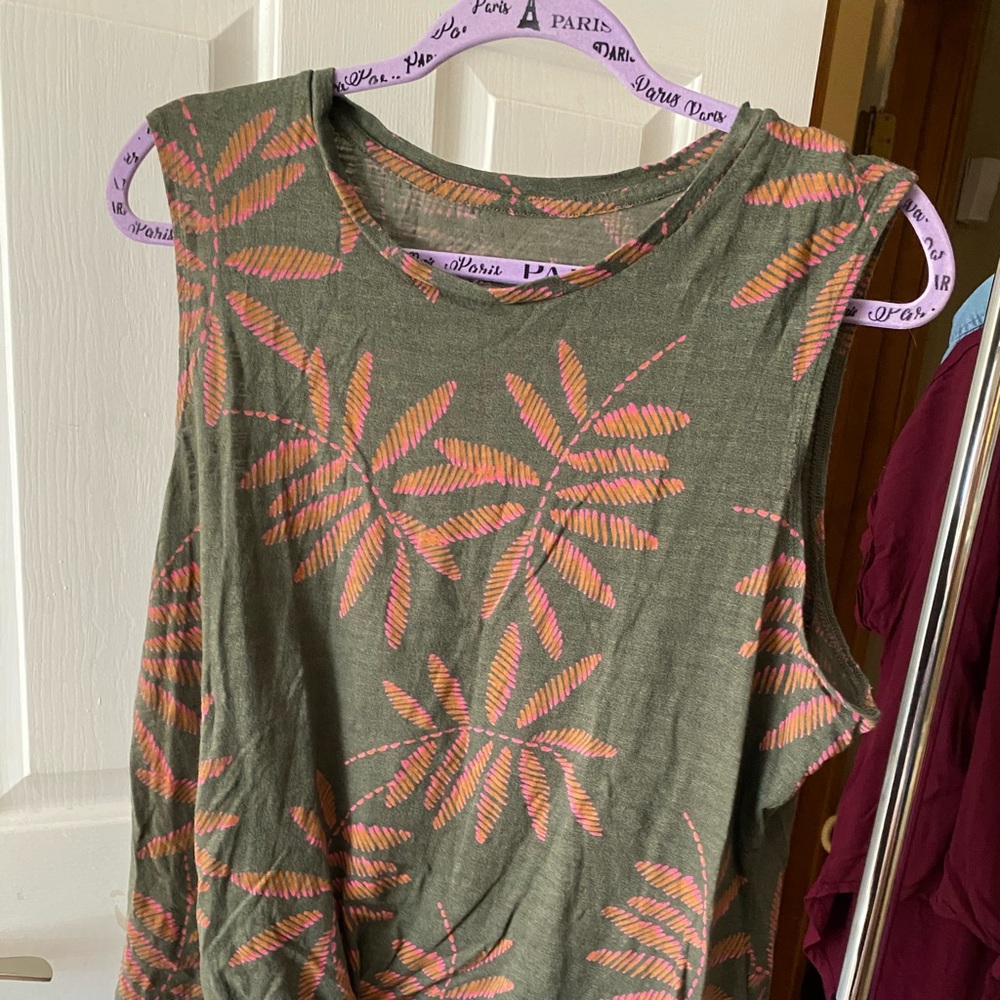 Sleeveless twist front top